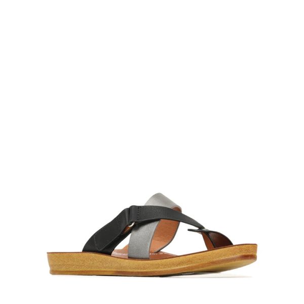 Sandale pour femme de type balnéaire plutôt chic avec brillance. Soutien plantaire. Polyvalence inédite pour les looks d’été.