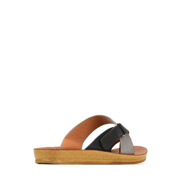 Sandale pour femme de type balnéaire plutôt chic avec brillance. Soutien plantaire. Polyvalence inédite pour les looks d’été.