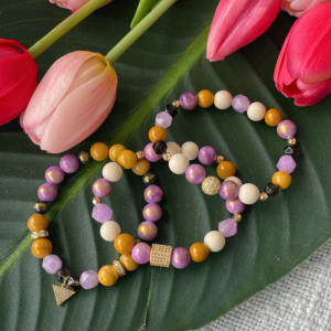 Un trio de bracelets pour femme fait principalement de pierres semi-précieuses voir ici Jaspe et Améthyste. Fait à la main au Québec avec amour par Bijoux Sophistikate. Couleurs chaudes et vibrantes idéales pour rehausser le look et la communication (si vous croyez à la vertu des pierres)
