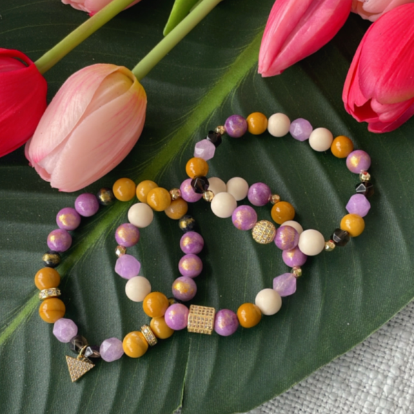 Un trio de bracelets pour femme fait principalement de pierres semi-précieuses voir ici Jaspe et Améthyste. Fait à la main au Québec avec amour par Bijoux Sophistikate. Couleurs chaudes et vibrantes idéales pour rehausser le look et la communication (si vous croyez à la vertu des pierres)