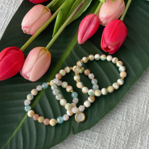 Un trio de bracelets pour femme fait principalement de pierres semi-précieuses voir  Fait à la main au Québec avec amour par Bijoux Sophistikate. Couleurs douces idéales pour rehausser le look et l'amour inconditionnel (si vous croyez à la vertu des pierres) Disponible en 2 grandeurs 6.5 pouces 7 pouces
