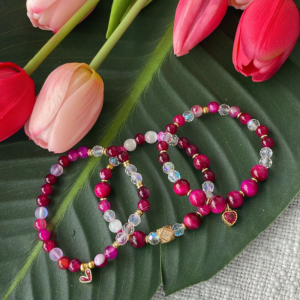 Un trio de bracelets pour femme fait principalement de pierres semi-précieuses  Fait à la main au Québec avec amour par Bijoux Sophistikate. Couleurs frappantes idéales pour rehausser le look et favoriser la prise de décision (si vous croyez à la vertu des pierres) Disponible en 2 grandeurs 6.5 pouces 7 pouces