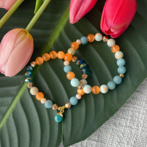 Un trio de bracelets pour femme fait principalement de pierres semi-précieuses  Fait à la main au Québec avec amour par Bijoux Sophistikate. Couleurs frappantes idéales pour rehausser le look et renforcer le système immunitaire (si vous croyez à la vertu des pierres) Disponible en 2 grandeurs 6.5 pouces 7 pouces
