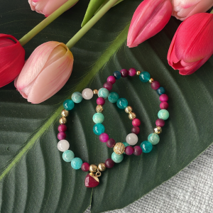 Un trio de bracelets pour femme fait principalement de pierres semi-précieuses  Fait à la main au Québec avec amour par Bijoux Sophistikate. Couleurs frappantes idéales pour rehausser le look et favoriser l'expression des émotions (si vous croyez à la vertu des pierres) Disponible en 2 grandeurs 6.5 pouces 7 pouces