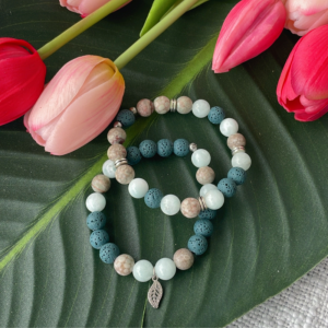 Un trio de bracelets pour femme fait principalement de pierres semi-précieuses  Fait à la main au Québec avec amour par Bijoux Sophistikate. Couleurs neutre idéales pour rehausser le look 6.5 pouces 7 pouces