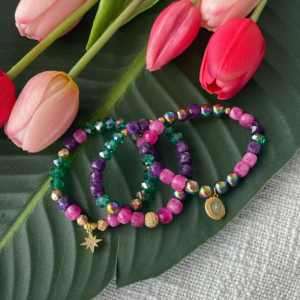 Un trio de bracelets pour femme fait principalement de pierres semi-précieuses  Fait à la main au Québec avec amour par Bijoux Sophistikate. Couleurs vibrante idéales pour rehausser le look et stimuler la concentration (si tu crois en la vertu des pierres) Deux grandeurs 6.5 pouces 7 pouces