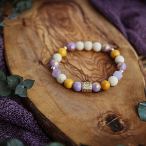 Un trio de bracelets pour femme fait principalement de pierres semi-précieuses voir ici Jaspe et Améthyste. Fait à la main au Québec avec amour par Bijoux Sophistikate. Couleurs chaudes et vibrantes idéales pour rehausser le look et la communication (si vous croyez à la vertu des pierres) Disponible en 2 grandeurs 6.5 pouces 7 pouces