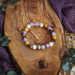 Un trio de bracelets pour femme fait principalement de pierres semi-précieuses voir ici Jaspe et Améthyste. Fait à la main au Québec avec amour par Bijoux Sophistikate. Couleurs chaudes et vibrantes idéales pour rehausser le look et la communication (si vous croyez à la vertu des pierres) Disponible en 2 grandeurs 6.5 pouces 7 pouces