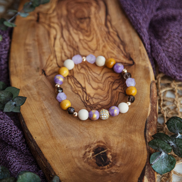 Un trio de bracelets pour femme fait principalement de pierres semi-précieuses voir ici Jaspe et Améthyste. Fait à la main au Québec avec amour par Bijoux Sophistikate. Couleurs chaudes et vibrantes idéales pour rehausser le look et la communication (si vous croyez à la vertu des pierres) Disponible en 2 grandeurs 6.5 pouces 7 pouces
