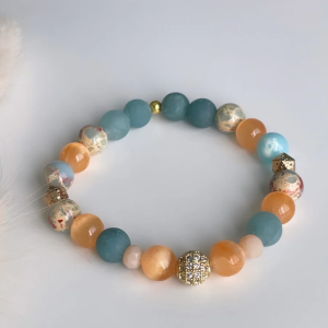 Un trio de bracelets pour femme fait principalement de pierres semi-précieuses Fait à la main au Québec avec amour par Bijoux Sophistikate. Couleurs frappantes idéales pour rehausser le look et renforcer le système immunitaire (si vous croyez à la vertu des pierres) Disponible en 2 grandeurs 6.5 pouces 7 pouces