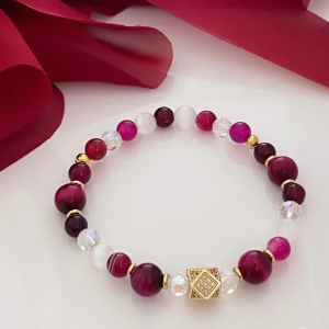 Bracelet pour femme fait principalement de pierres semi-précieuses Fait à la main au Québec avec amour par Bijoux Sophistikate. Couleurs frappantes idéales pour rehausser le look et favoriser la prise de décision (si vous croyez à la vertu des pierres) Disponible en 2 grandeurs 6.5 pouces 7 pouces