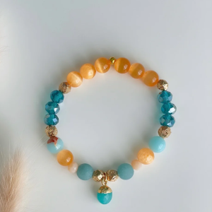 Un trio de bracelets pour femme fait principalement de pierres semi-précieuses Fait à la main au Québec avec amour par Bijoux Sophistikate. Couleurs frappantes idéales pour rehausser le look et renforcer le système immunitaire (si vous croyez à la vertu des pierres) Disponible en 2 grandeurs 6.5 pouces 7 pouces