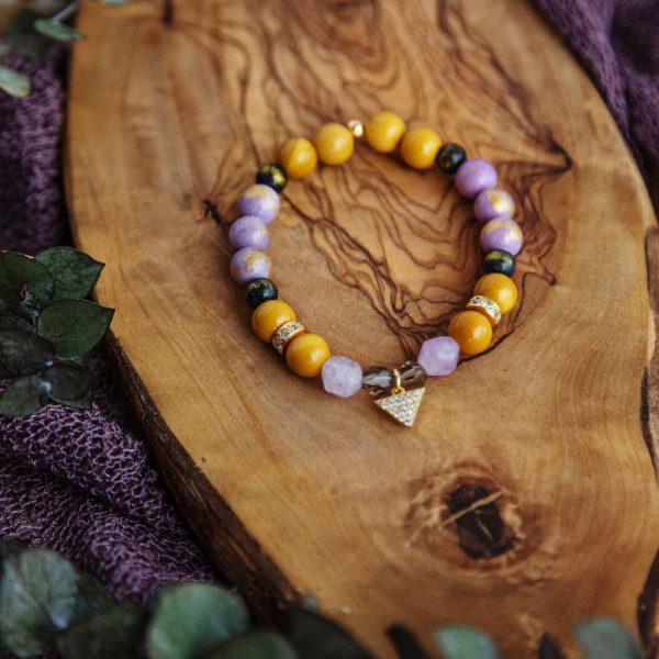 Un trio de bracelets pour femme fait principalement de pierres semi-précieuses voir ici Jaspe et Améthyste. Fait à la main au Québec avec amour par Bijoux Sophistikate. Couleurs chaudes et vibrantes idéales pour rehausser le look et la communication (si vous croyez à la vertu des pierres) Disponible en 2 grandeurs 6.5 pouces 7 pouces
