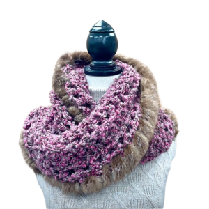 Foulard avec torsade pour Femme. Fait avec de la fourrure recyclée (Castor) et de 90% de laine et 10% de nylon. Parfait pour protéger du froid l'hiver en donnant un coup de charme instantanée à ton style. Peut également se porter en accessoire à l'intérieur avec une belle tunique ou même un col roulé en journées froides  Fait à la main avec passion au Québec. (À Labelle plus précisément)