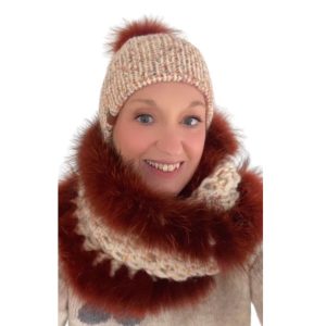 Ensemble de Tuque et Foulards Hélènou Tricot fait à la main avec amour au Québec. Vendu en ensemble Foulards valeur de 140$  Tuque valeur de 75$