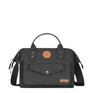 Sac à main d'importation avec une courroie amovible. Dimensions 10.25 X 7.9 X 4.33 pouces. 