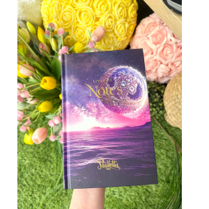 Fait de ta bibliothèque un chef d'oeuvre en te procurant les cahiers de notes Paillettes.  Le cahier  parfait pour te suivre partout et être là au moment parfait ou tu as besoin d'y déposer une idée, un état d'âme et d'y déposer tes rêves et tes plus grandes ambitions .