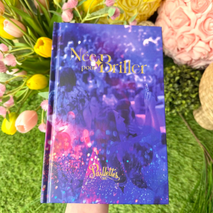 Fait de ta bibliothèque un chef d’oeuvre en te procurant les cahiers de notes Paillettes. Le cahier parfait pour te suivre partout et être là au moment parfait ou tu as besoin d’y déposer une idée, un état d’âme et d’y déposer tes rêves et tes plus grandes ambitions .