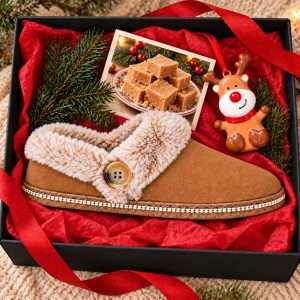Un cadeau qui réchauffe les pieds… et qui met Noël dans la maison! 🎄 Avec leurs belles teintes châtaigne, les Skechers Cozy Campfire – French Toast 2 sont parfaites pour les journées où le programme se résume à être bien chez soi. Et dans notre collection Les Prêts-à-partir, on a ajouté quelques petites attentions pour transformer une simple paire de pantoufles en un véritable cadeau! Dans ton coffret : Une paire de pantoufles Skechers Chestnut, en suède véritable, avec doublure douce et semelle Memory Foam. Un ornement de Noël de la boutique Station Pôle Nord, identique à celui présenté sur la photo. Une jolie fiche avec 2 recettes sucrées : galettes et sucre à la crème. Une playlist de Noël de 45 minutes, accessible par code QR. Le tout dans un joli coffret prêt à offrir. Tu choisis la pointure, on s'occupe du reste!