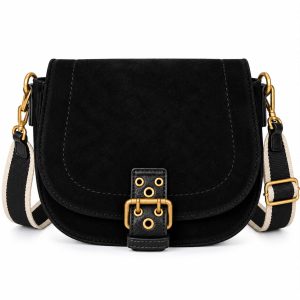 Un sac noir, c’est pratique. Mais tant qu’à en avoir un, aussi bien qu’il ait un peu de personnalité! Le Kylie noir de Miss Caprice joue justement sur les détails : son fini en faux suède apporte de la texture et sa grande boucle décorative lui donne ce petit côté vintage qu’on aime. Le petit sac noir qui va vraiment avec tout C’est probablement la couleur la plus facile à intégrer à ta garde-robe. Porte-le avec du denim, du brun chocolat, du beige, du crème, du vert olive, du bourgogne… ou simplement avec un look tout en noir. Et grâce à la texture du faux suède, même un ensemble très simple devient tout de suite plus intéressant. Beau, mais pratique aussi Le Kylie possède une bandoulière ajustable qui permet de le porter à l’épaule ou en travers du corps. Il se ferme sur le dessus pour garder tes essentiels bien en place et possède également du rangement à l’intérieur. Pourquoi on l’aime Parce que c’est le sac noir passe-partout sans avoir l’air passe-partout. La couleur est facile. La texture lui donne du caractère. La boucle vient finir le look. Bref, celui que tu prends quand tu ne veux pas te demander : « Est-ce que mon sac va avec ça? » Où acheter le sac Kylie noir au Québec? Retrouve le sac bandoulière Kylie noir de Miss Caprice chez Escarpins & Vilebrequins, au 508 rue de l’Annonciation Nord à Rivière-Rouge, dans les Laurentides, ou commande-le directement sur notre boutique en ligne. Livraison gratuite à partir de 80 $ d’achats avant taxes.