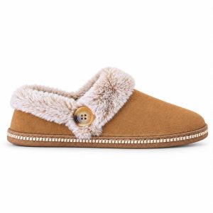 Skechers Cozy Campfire – French Toast 2 169048 CSNT Chestnut Le bonheur de rentrer à la maison commence parfois par une bonne paire de pantoufles! Les Skechers Cozy Campfire – French Toast 2, modèle 169048 CSNT, sont des pantoufles pour femme qui combinent douceur, confort et style. Leur couleur Chestnut, un joli brun châtaigne chaleureux, s'agence facilement aux vêtements de détente et aux pyjamas préférés. Du confort jusque sous les pieds La tige en suède véritable est agrémentée d'une bordure en fausse fourrure et d'un joli bouton décoratif. À l'intérieur, la doublure en chenille offre une sensation douce et enveloppante. La semelle intérieure Skechers Memory Foam procure un amorti moelleux, idéal pour profiter des moments de détente à la maison. Des pantoufles pratiques au quotidien Tige en suède véritable. Traitement 3M Scotchgard aidant à repousser l'eau. Doublure douce en chenille. Semelle intérieure coussinée Memory Foam. Semelle extérieure flexible offrant de l'adhérence. Petit talon d'environ 1,3 cm. Modèle facile à enfiler. Comment chaussent les Skechers 169048? Ce modèle existe en largeur régulière (Medium) et en largeur large (Wide) chez Skechers. Le chaussant exact de notre version CSNT dépend de la largeur indiquée sur la boîte. Où acheter les pantoufles Skechers Chestnut au Québec? Retrouve les Skechers Cozy Campfire – French Toast 2 Chestnut chez Escarpins & Vilebrequins, à Rivière-Rouge, dans les Laurentides, ou commande-les directement sur notre boutique en ligne. Livraison gratuite à partir de 80 $ d'achats avant taxes.