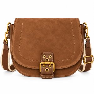 Sac bandoulière Kylie naturel en faux suède Celui-là, il a vraiment le look automne. Le Kylie de Miss Caprice est fait en faux suède tout doux dans une teinte naturelle facile à agencer. Mais ce qui lui donne tout son caractère, c’est sa grande boucle décorative qui lui apporte un petit côté vintage vraiment tendance. Shop Miss Caprice Une couleur facile à agencer Naturel, beige, camel… appelle-la comme tu veux : c’est le genre de couleur qui fonctionne avec énormément de choses. Avec du denim, du brun chocolat, du noir, du crème, du vert olive ou même du léopard, il vient facilement compléter ton look sans prendre toute la place. Beau, mais pratique aussi Le Kylie possède une bandoulière ajustable, une fermeture éclair sur le dessus ainsi qu’une fermeture magnétique. À l’intérieur, tu retrouves également du rangement pour tes essentiels, avec notamment une poche zippée et une poche ouverte. Shop Miss Caprice Pourquoi on l’aime Pour son mélange de texture et de couleur. Le faux suède apporte de la douceur, la boucle lui donne du caractère et sa couleur naturelle est assez neutre pour que tu puisses réellement le porter souvent. C’est le genre de sac qui peut transformer un jeans + chandail tout simple en vrai look. Où acheter le sac Kylie naturel au Québec? Retrouve le sac bandoulière Kylie naturel de Miss Caprice chez Escarpins & Vilebrequins, au 508 rue de l’Annonciation Nord à Rivière-Rouge, dans les Laurentides, ou commande-le directement sur notre boutique en ligne. Livraison gratuite à partir de 80 $ d’achats avant taxes.
