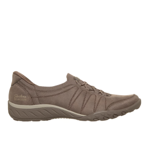 La Skechers Breathe-Easy – Authentic Charm 159506 taupe, c’est le genre de chaussure qu’on aime pour son confort… mais surtout parce qu’elle est tellement facile à enfiler. Grâce à la technologie Hands Free Slip-ins, tu glisses ton pied dedans sans te pencher et sans utiliser tes mains. Son Relaxed Fit laisse plus d’espace aux orteils et à l’avant-pied, tandis que le Stretch Fit lui donne une sensation souple autour du pied.