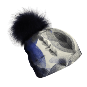 Une tuque d’hiver à motif de plumes bleues et grises, avec pompon noir et doublure en bambou. Tailles selon le tour de tête : XS 48–51 cm, S 50–55 cm, M 54–60 cm, L 58–64 cm. Le S est la taille standard pour femme et le M, pour homme.