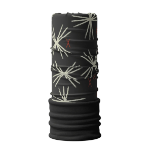 Noir, blanc et petites touches de rouge : le motif MotifX donne du caractère à ce cache-cou d’hiver. Sa section de polaire intégrée au bas couvre davantage le cou et aide à garder la chaleur. Le tube est extensible et sans couture; porte-le autour du cou ou remonte-le sur ton visage quand le vent se lève. Il mesure 25 × 70 cm et convient aux adultes comme aux enfants. Il est fabriqué en polyester recyclé et se lave à la machine.