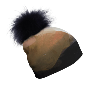 Tuque doublée en bambou avec pompon marine amovible. Disponible en quatre tailles : XS (48–51 cm), S (50–55 cm), M (54–60 cm) et L (58–64 cm) de tour de tête.