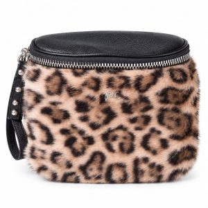 Sac bandoulière Elyanna avec devant en fausse fourrure léopard, plusieurs compartiments zippés et courroie pratique. Un sac compact parfait au quotidien.
